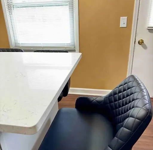 Convenient Near Chicago Ohare Airport With King Beds And Coffee *